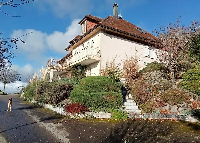 Vaste Villa En Position Dominante Superbe Vue Lacs