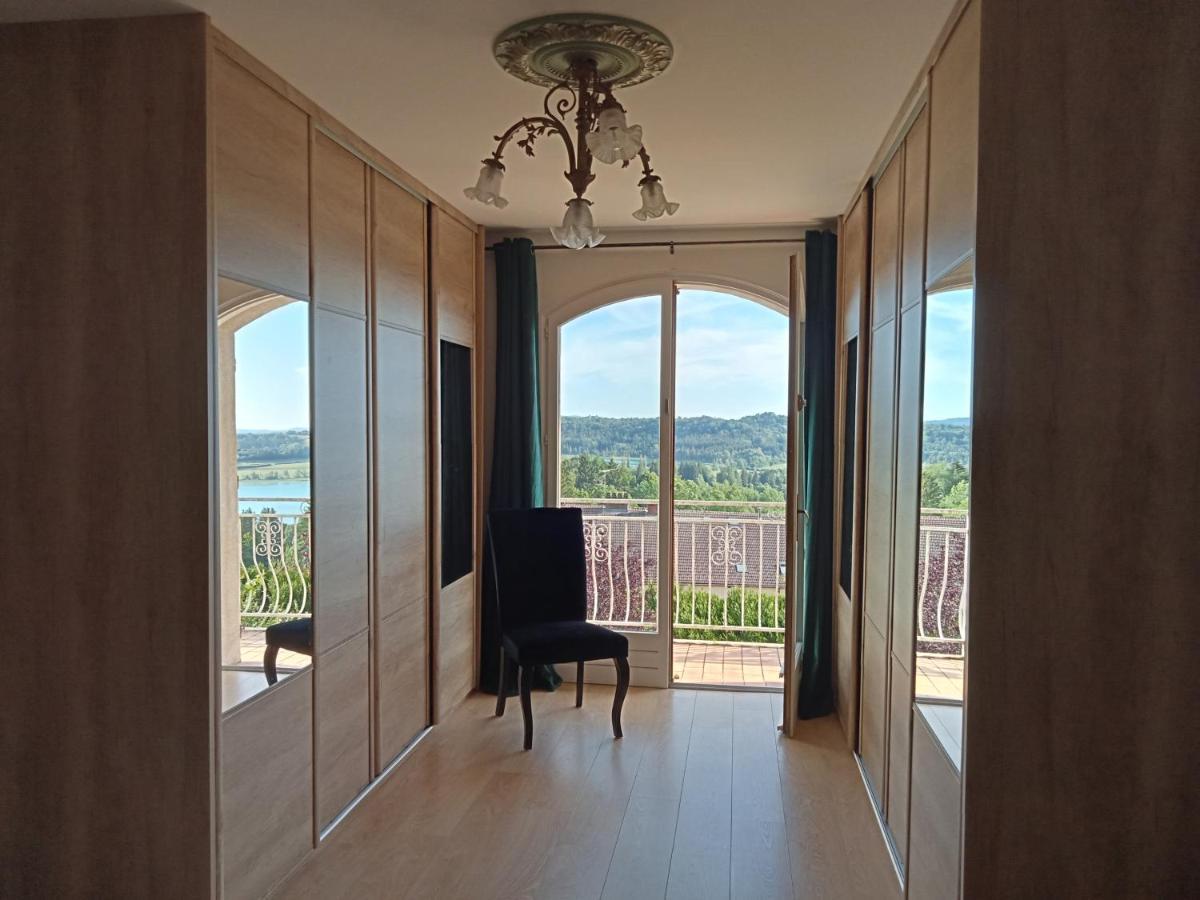 Vaste En Position Dominante Superbe Vue Lacs Villa