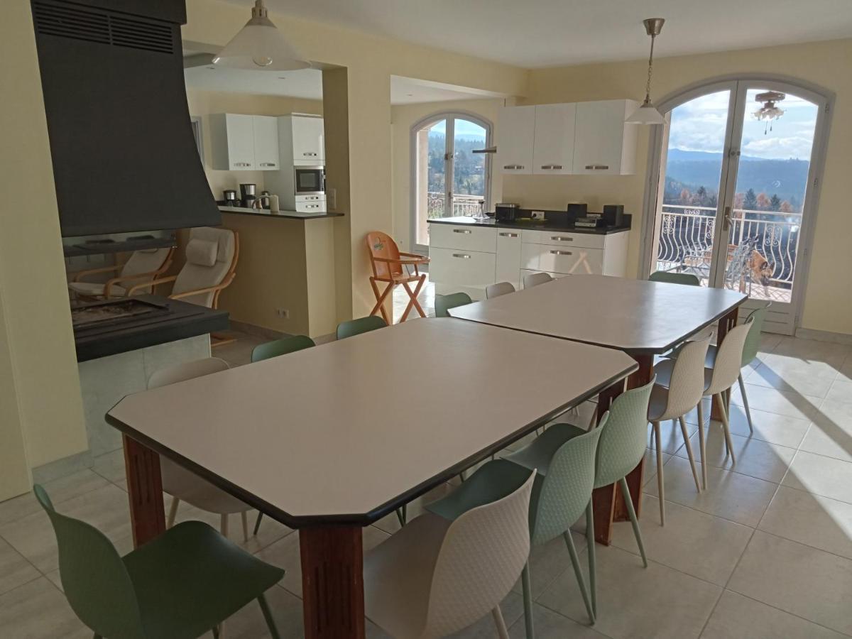 Villa Vaste En Position Dominante Superbe Vue Lacs
