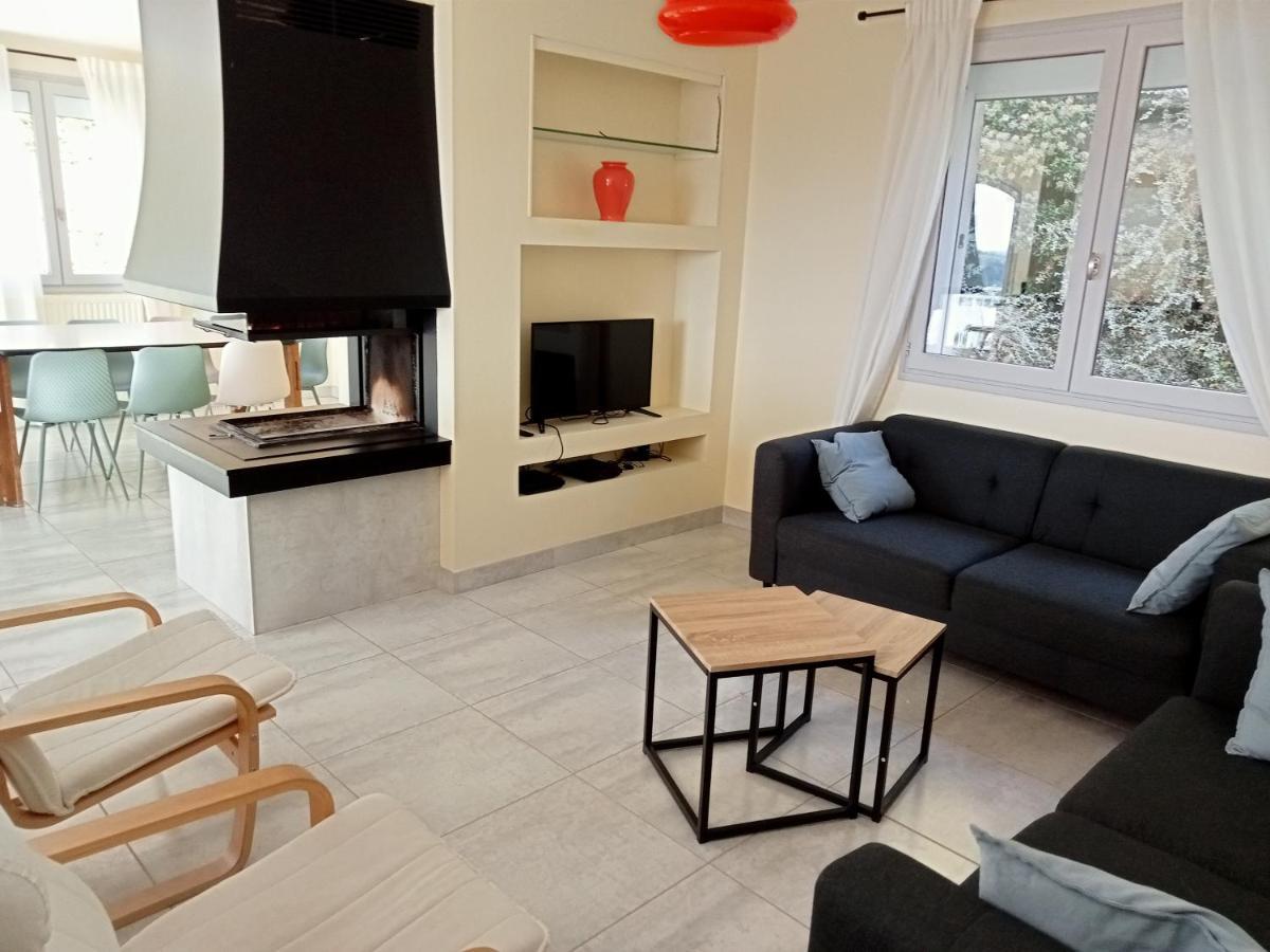 Villa Vaste En Position Dominante Superbe Vue Lacs