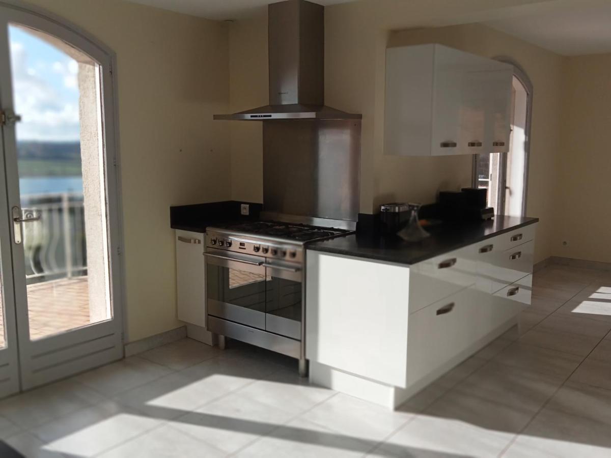 Villa Vaste En Position Dominante Superbe Vue Lacs *